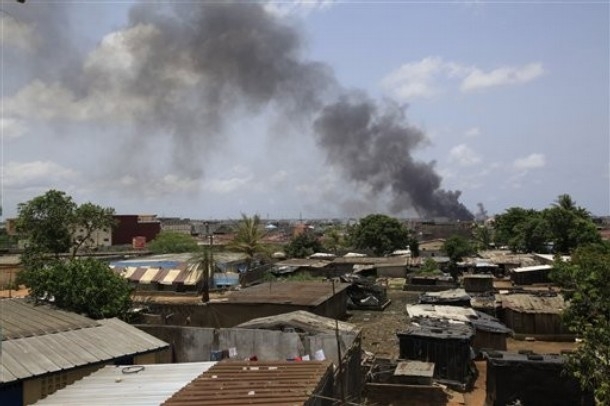 Abidjan: tirs d`armes lourdes dans deux fiefs de Gbagbo (témoins)